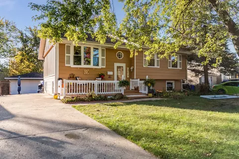 2725 Crabtree Ave, Woodridge, IL 60517