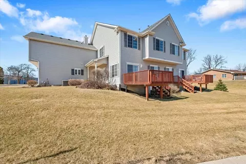 2000 Castleshire Dr, Woodstock, IL 60098