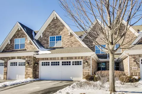 2199 Washington Dr, Northbrook, IL 60062
