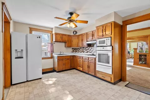 Kitchen - 3907 Custer Ave, Lyons, IL 60534 photo 2 of 2