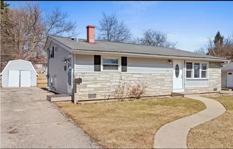 1446 Kings Rd, Carpentersville, IL 60110