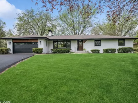 43 Lagoon Dr, Hawthorn Woods, IL 60047