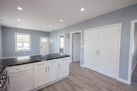 Entry Way - 720 N Park Ave, Kankakee, IL 60901 photo 2 of 2