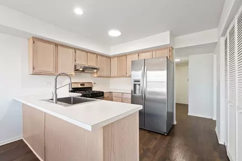 Kitchen - 4875 Turnberry Dr, Hoffman Estates, IL 60010 photo 1 of 2