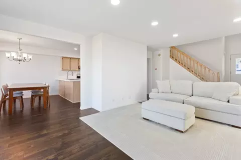 Living - 4875 Turnberry Dr, Hoffman Estates, IL 60010 photo 3 of 3