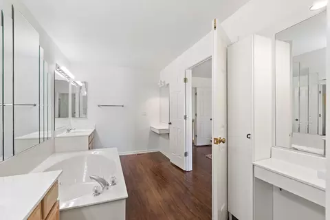 Bath - 4875 Turnberry Dr, Hoffman Estates, IL 60010 photo 3 of 3