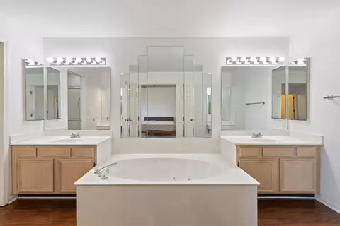 Bath - 4875 Turnberry Dr, Hoffman Estates, IL 60010 photo 2 of 3