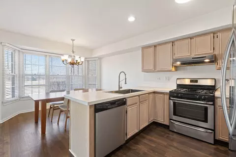 Kitchen - 4875 Turnberry Dr, Hoffman Estates, IL 60010 photo 2 of 2