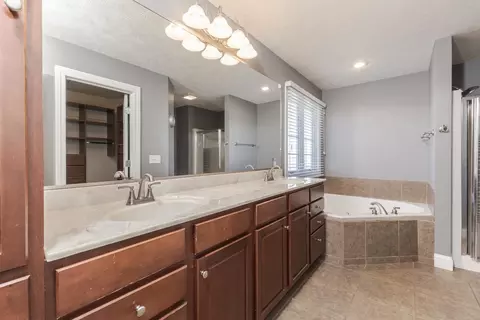 Bath - 1713 Blue Spruce Ct, Normal, IL 61761 photo 2 of 6