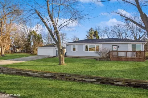 5 Roosevelt Rd, Lake In The Hills, IL 60156
