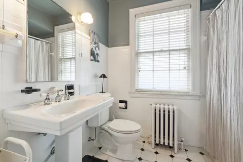 Bath - 720 Perth Ave, Flossmoor, IL 60422 photo 2 of 3