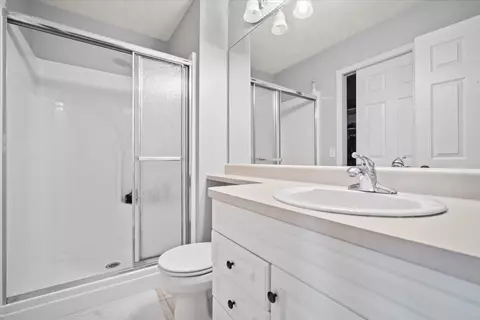 Bath - 9 Raspberry Rd, Bloomington, IL 61704 photo 2 of 2