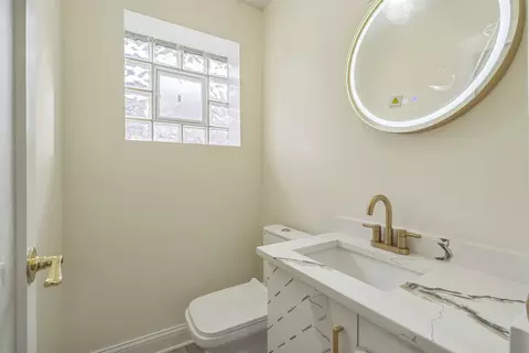 Bath - 15 E 92nd St, Chicago, IL 60619 photo 1 of 4