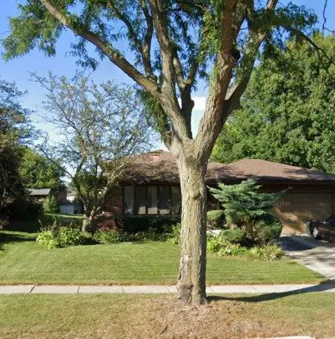 424 W 65th St, Westmont, IL 60559