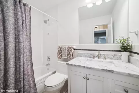Bath - 720 Alcoa Ln, Hoffman Estates, IL 60169 photo 1 of 2