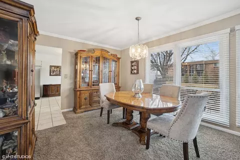 Dining - 720 Alcoa Ln, Hoffman Estates, IL 60169 photo 2 of 4