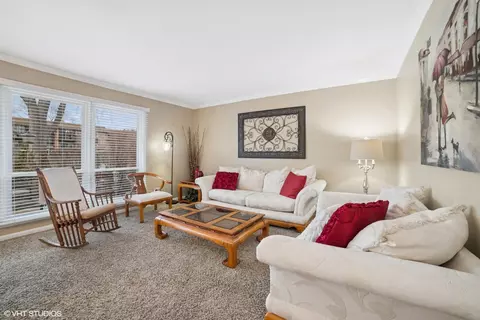 Living - 720 Alcoa Ln, Hoffman Estates, IL 60169 photo 1 of 2