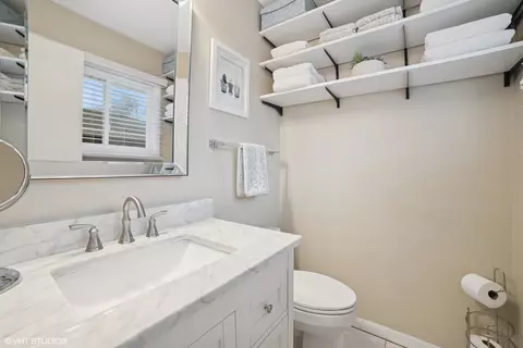 Bath - 720 Alcoa Ln, Hoffman Estates, IL 60169 photo 2 of 2