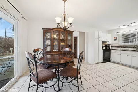 Dining - 720 Alcoa Ln, Hoffman Estates, IL 60169 photo 3 of 4