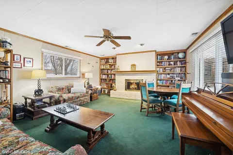 Living - 720 Alcoa Ln, Hoffman Estates, IL 60169 photo 2 of 2