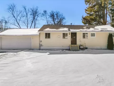 1301 W Circle Ct, Mchenry, IL 60051