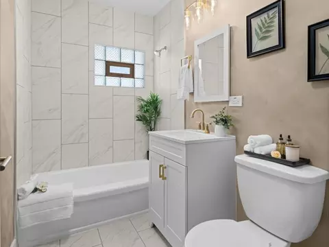 Bath - 1301 W Circle Ct, Mchenry, IL 60051 photo 1 of 1