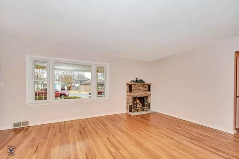 627 E 12th St, Lockport, IL 60441 photo 4