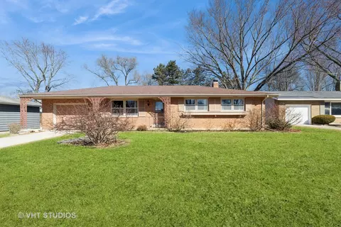 825 Balmoral Dr, East Dundee, IL 60118