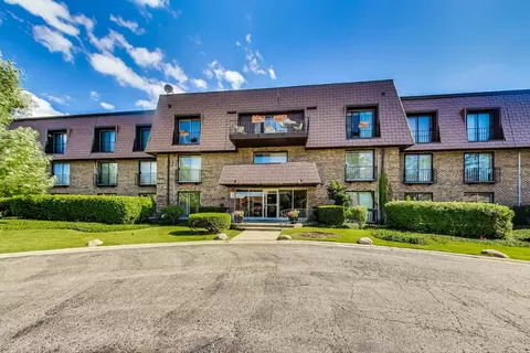 3900 Dundee Rd #104, Northbrook, IL 60062