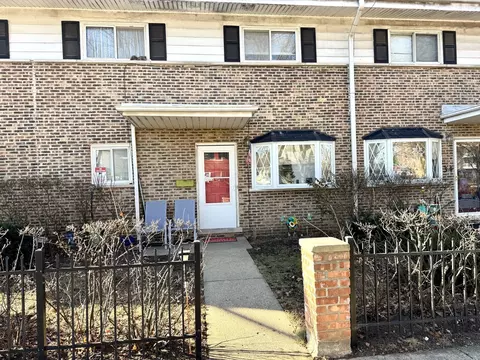 32 1st St, Wheeling, IL 60090