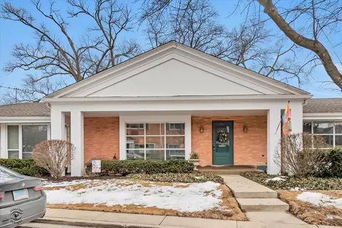 703 Carriage Hill Dr, Glenview, IL 60025