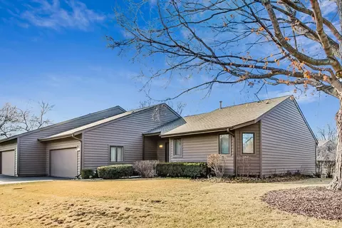 1611 Shoreline Dr, Saint Charles, IL 60174
