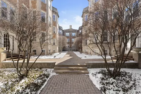 861 W Cornelia Ave #1, Chicago, IL 60657