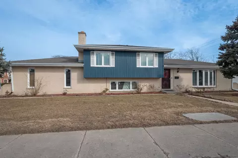 7153 W Oakton Ct, Niles, IL 60714