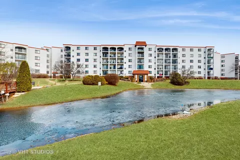 375 Plum Creek Dr #310, Wheeling, IL 60090