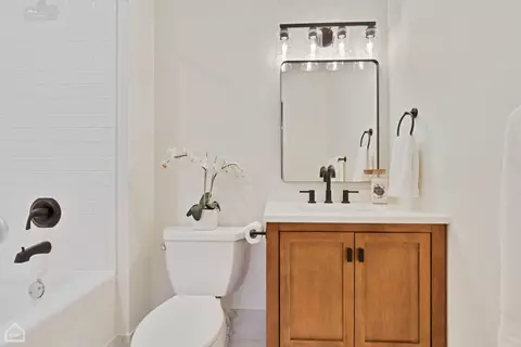 Bath - 1327 W Washington Blvd #2F, Chicago, IL 60607 photo 1 of 2