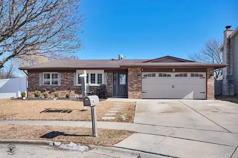 2 Swallow Ct, Woodridge, IL 60517