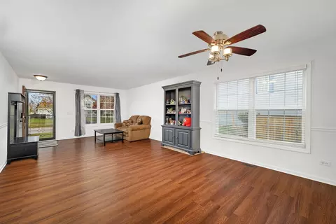 Living - 305 Switchgrass Dr, Minooka, IL 60447 photo 3 of 4
