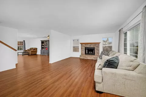 Living - 305 Switchgrass Dr, Minooka, IL 60447 photo 2 of 4