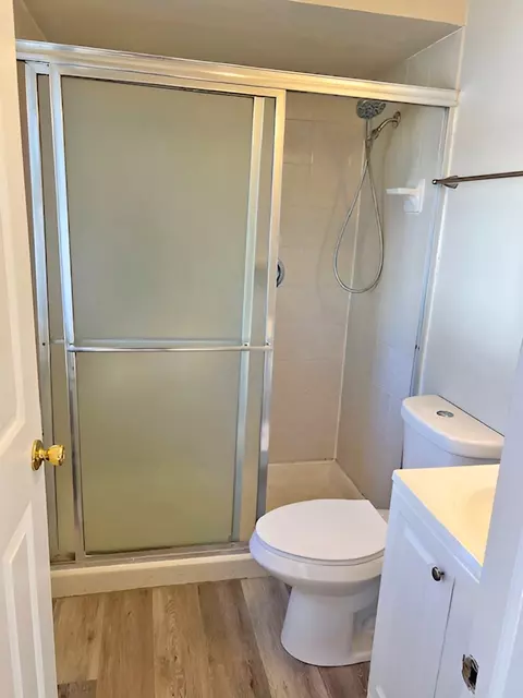 Bath - 654 Longview Dr, Antioch, IL 60002 photo 2 of 2