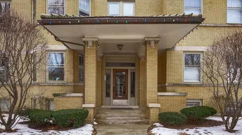 127 Pleasant St #A, Oak Park, IL 60302