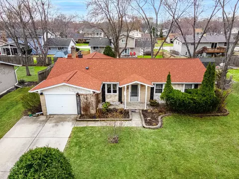 919 E Pratt Dr, Palatine, IL 60074
