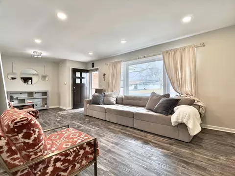 Living - 460 S Cherry St, Itasca, IL 60143 photo 4 of 5