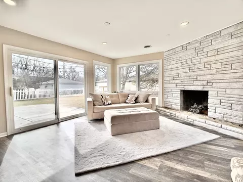 Living - 460 S Cherry St, Itasca, IL 60143 photo 1 of 5