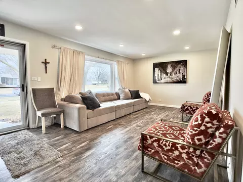 Living - 460 S Cherry St, Itasca, IL 60143 photo 2 of 5