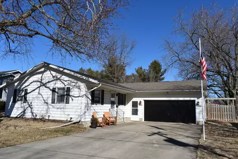 751 E 2nd St, El Paso, IL 61738