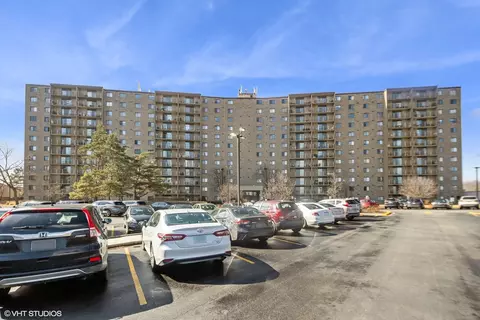 6340 Americana Dr #819, Willowbrook, IL 60527