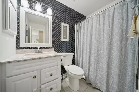 Bath - 371 Persimmon Ct, Bartlett, IL 60103 photo 4 of 4