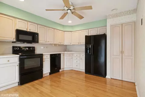 Kitchen - 2 Manomet On Auburn #2, Rolling Meadows, IL 60008 photo 1 of 2