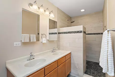 Bath - 65 Sheridan St, Elgin, IL 60123 photo 1 of 3